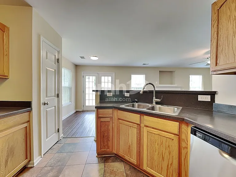 121 Mockernut Dr — Photo 4