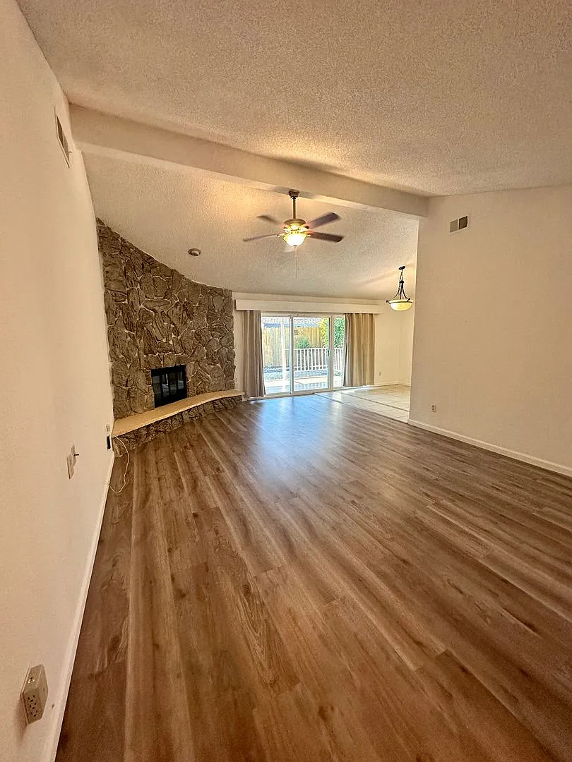 Adorable 2/2 Home! Beautiful Upgrades!! *Please Read Entire Ad For Viewings* — Photo 2