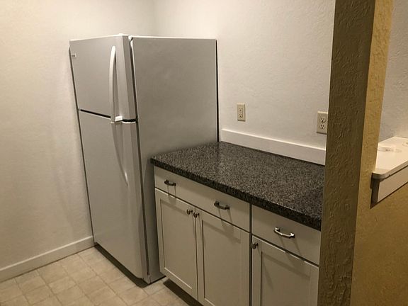 4th image of 102 Mistletoe St