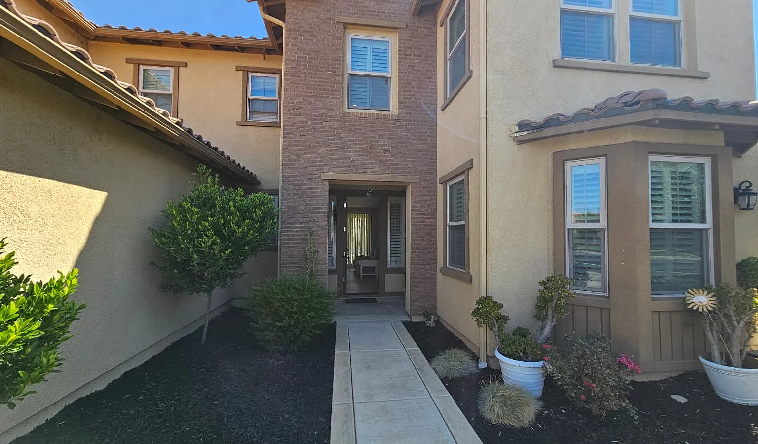4 bed, 3.5 bath, 3720 sqft, $3,600 — Photo 2