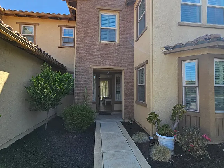1426 Como Dr — Photo 2