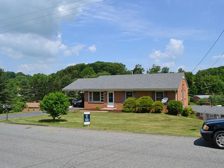 1111 Preston Dr — Photo 1