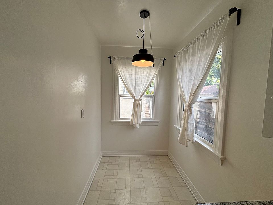 1st image of 2809-2821.5 Rowena Ave #2815