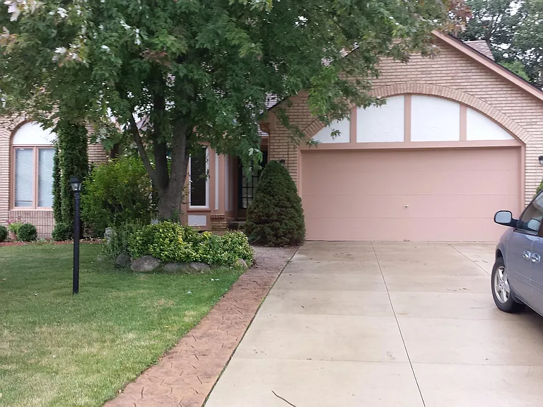 456 Essex Dr — Photo 1
