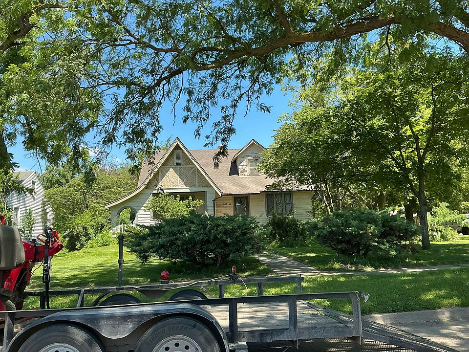 1st image of 850 E 11th St