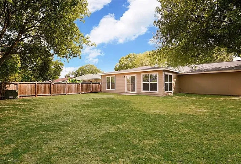 7347 Montgomery Dr — Photo 16