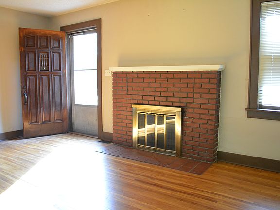 Living Room W/Fire Place