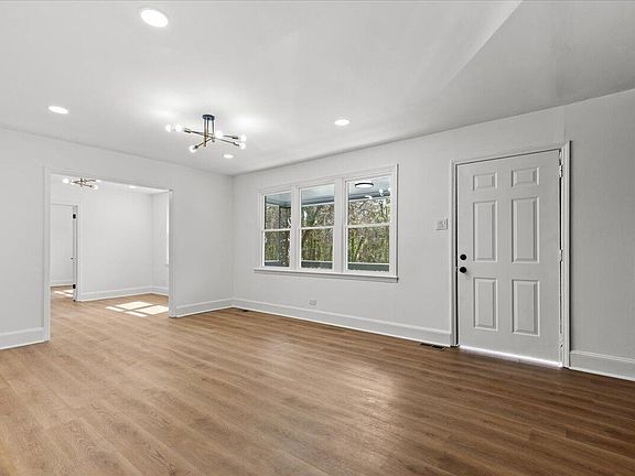 5th image of 548 W Spring St