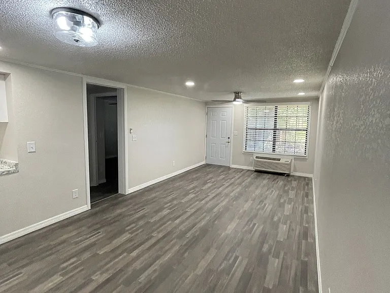 Camellia Court Apartments — Photo 8