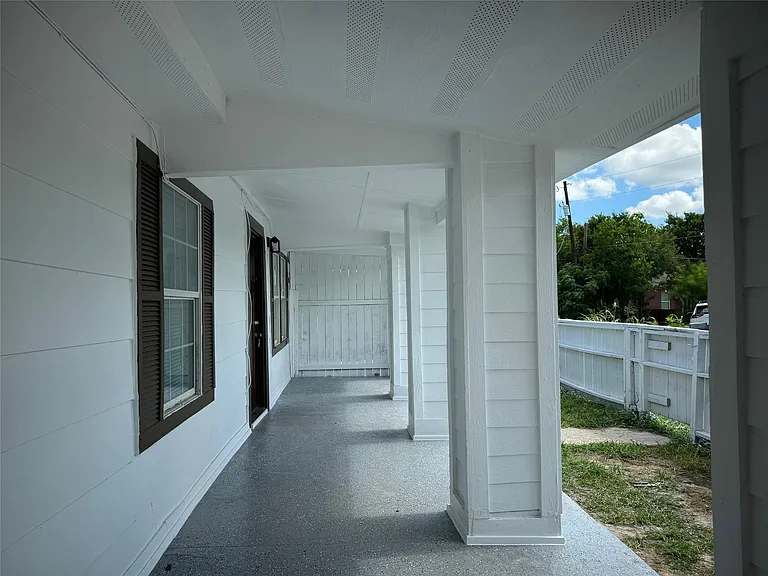 101 S Lockhart St #A — Photo 3