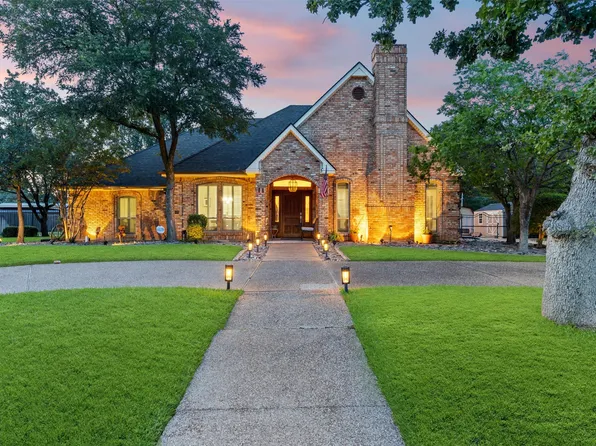 809 Shady Creek Dr, Kennedale, TX 76060