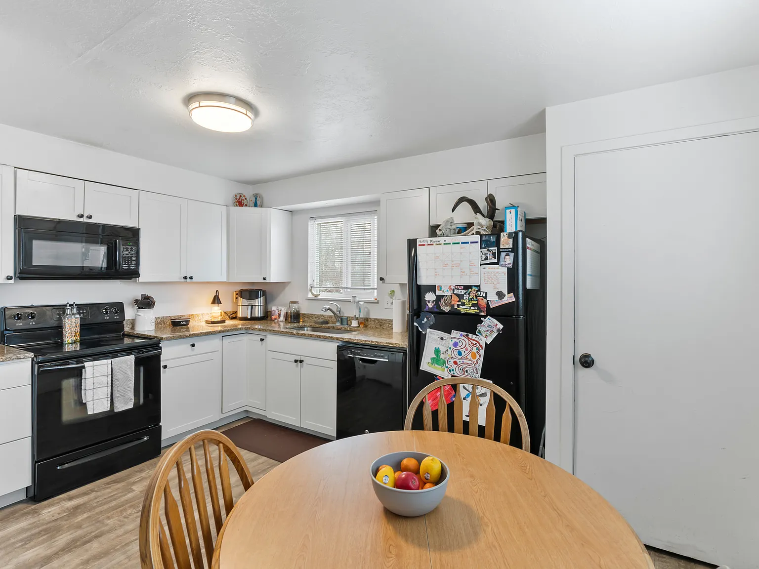 2 bed, 1200 sqft, $2,300 — Photo 2