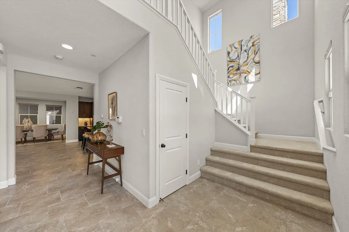 5 bed, 2749 sqft, $3,950 — Photo 2
