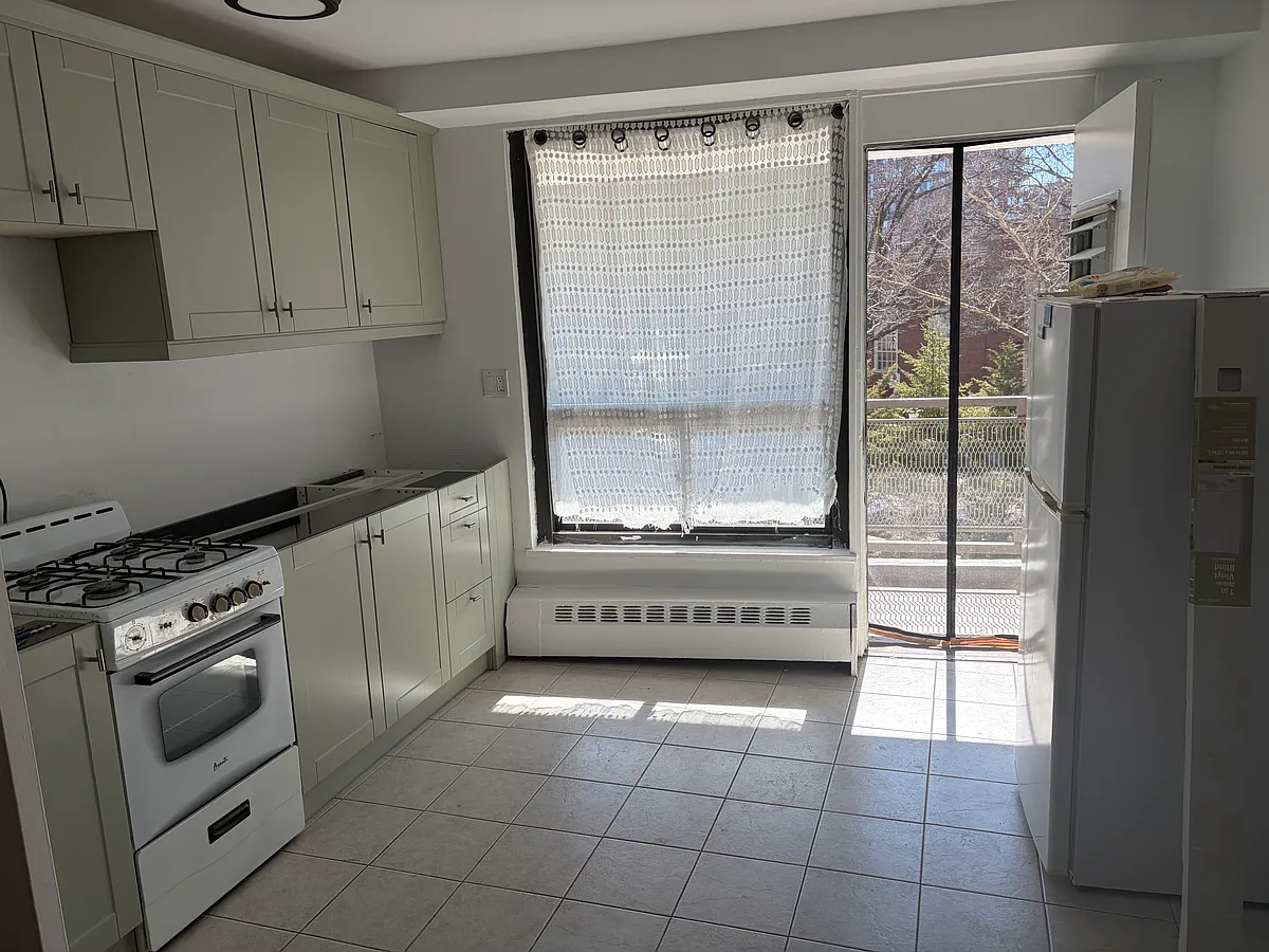 Photo 2 of 6 - 61-15 98th St #3A - Rego Park, NY Building Photo - 61-15 98th St #3A
