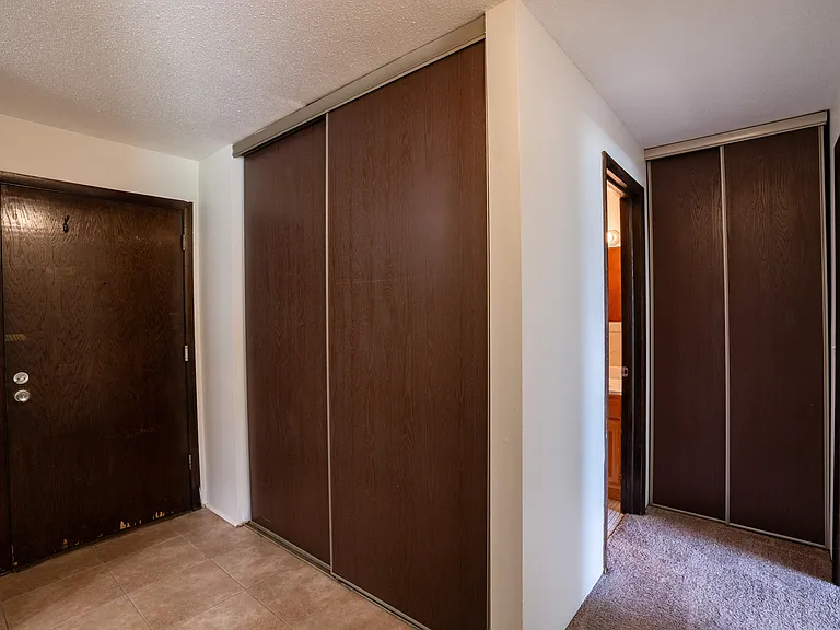 Coon Rapids, MN Robinwood Apartments | Entry