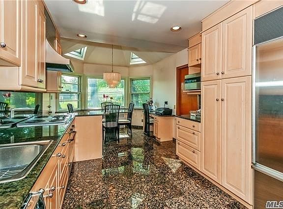 4th image of 46 Tulip Ln