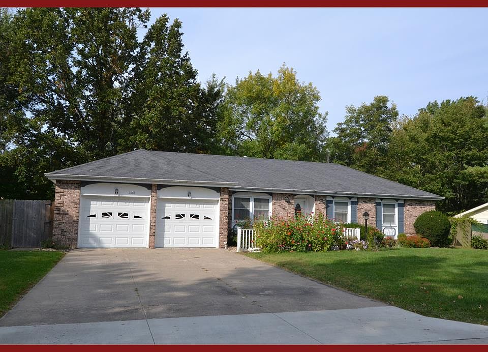 1st image of 2203 Oak Ln