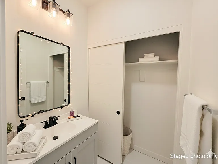 L0529 - Drummond Townhomes 2 — Photo 32