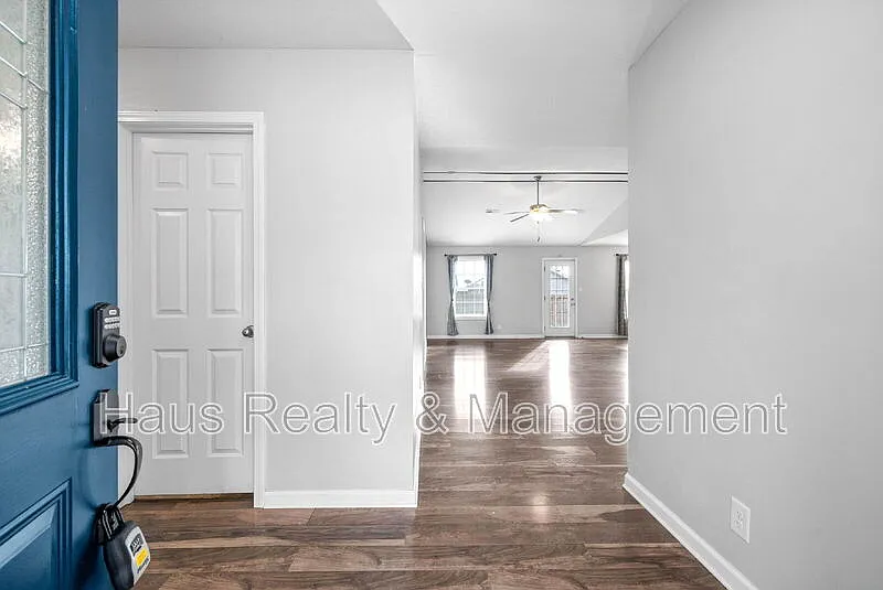 3 bed, 2.0 bath, 1274 sqft, $1,700 — Photo 4
