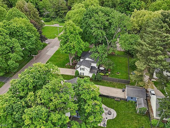 3rd image of 111 White Pond Dr
