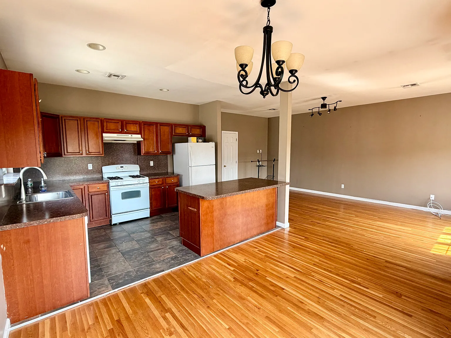 3 bed, 1300 sqft, $3,750 — Photo 4
