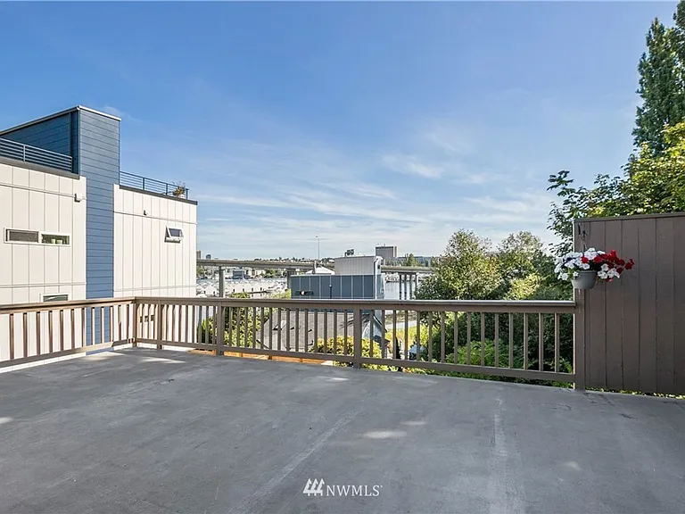 2428 Boyer Ave E — Photo 26
