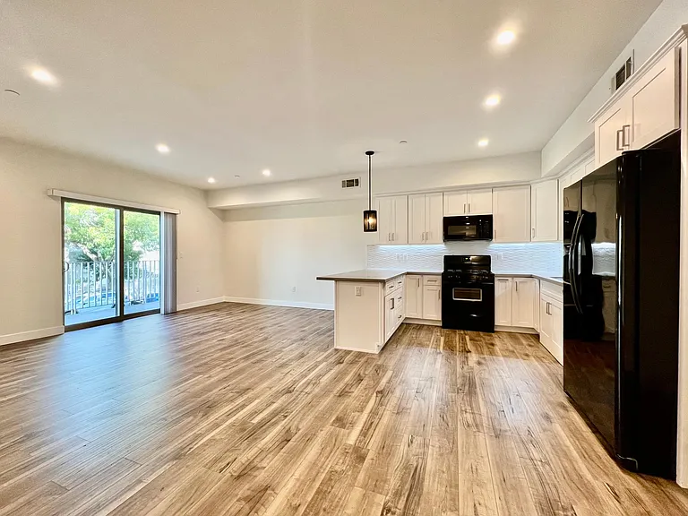 340 N Oxford Ave #202 — Photo 3