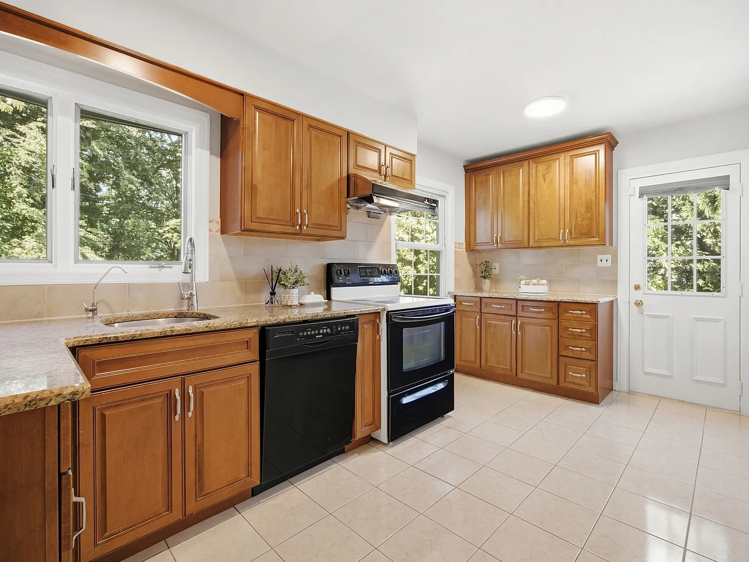 4 bed, 1.5 bath, $4,500 — Photo 4