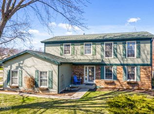 1082 Cedar Crest Dr, Crystal Lake, IL 60014