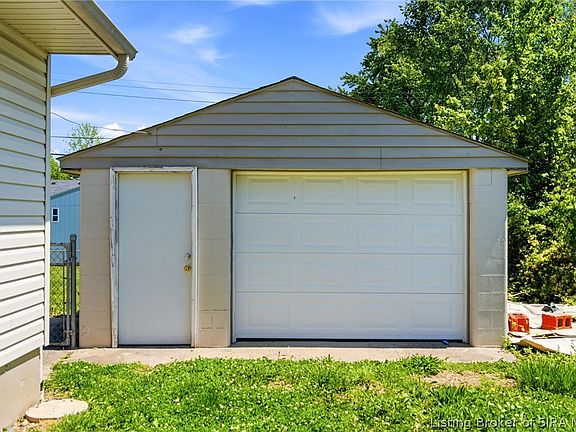 3rd image of 1706 Beaumont Drive
