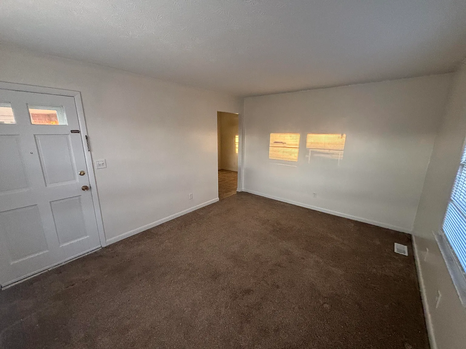 2 bed, 1.0 bath, 774 sqft, $995 — Photo 2