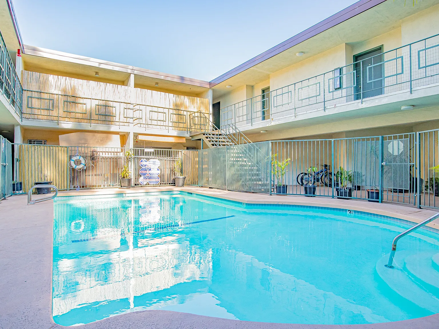 Tujunga Apartments — Photo 4