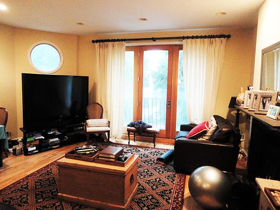 2nd image of 945 N Leavitt St #1