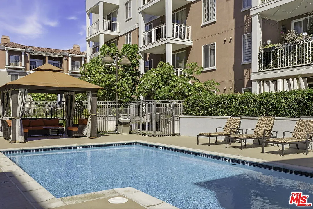 2 bed, 2.0 bath, 1020 sqft, $3,200 — Photo 1
