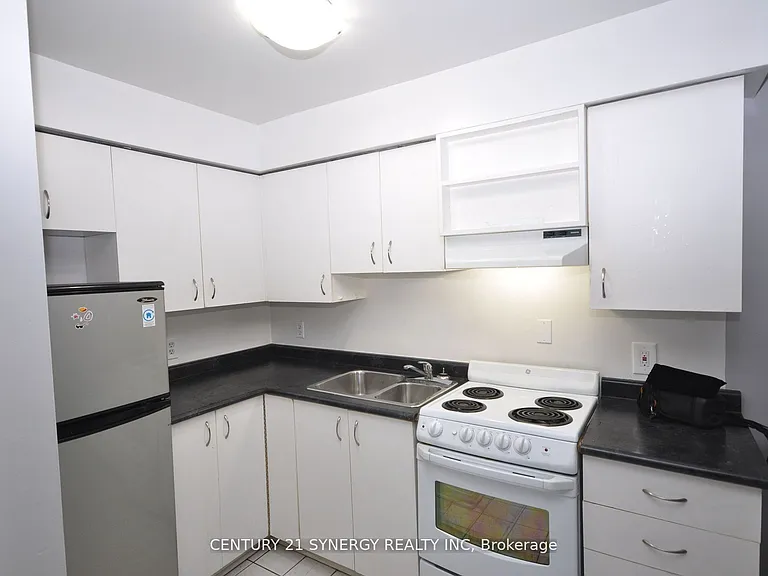 450 Maclaren St #2 — Photo 4