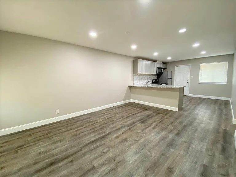 809 E Bellevue Rd — Photo 6