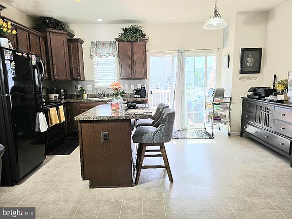5th image of 38214 Enfield Dr