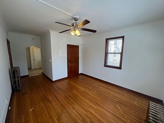 2nd image of 998 Grand Ave APT 3
