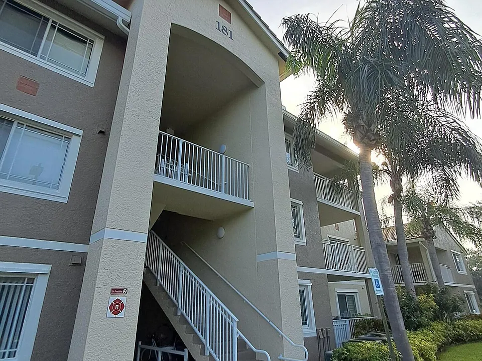 181 SW Palm Dr #204
