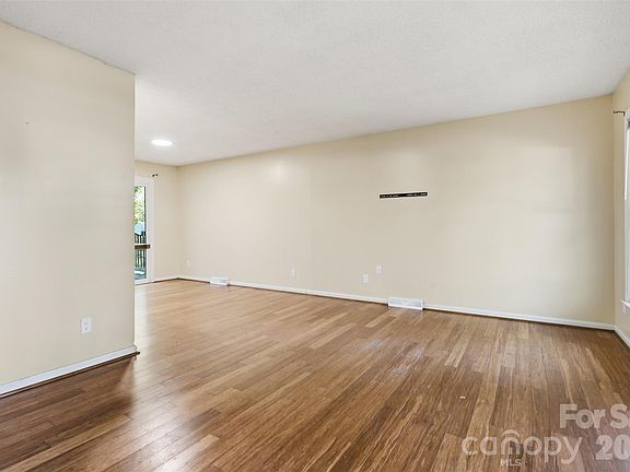 4th image of 609 Old Farm Rd