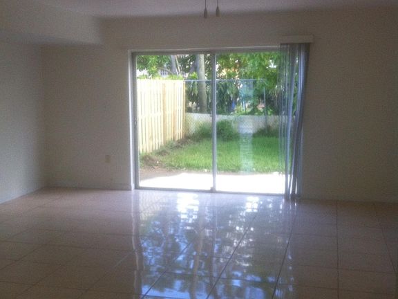 5th image of 390 NE 113th St #390
