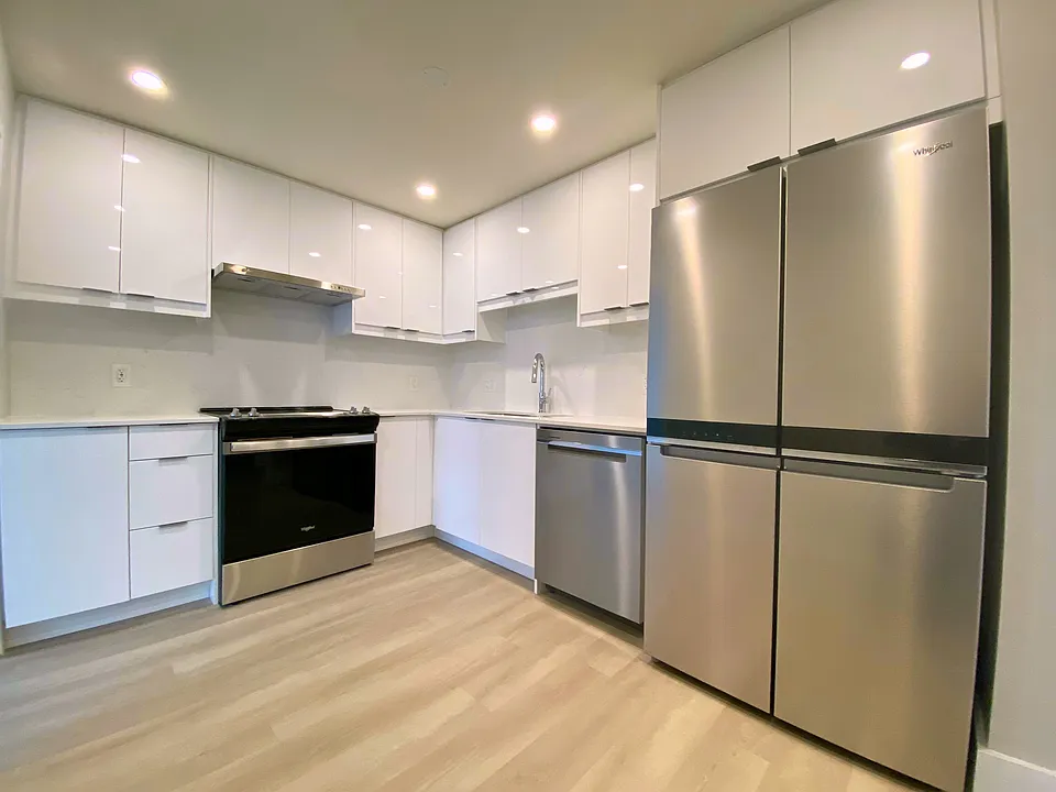 131 Bloor St W