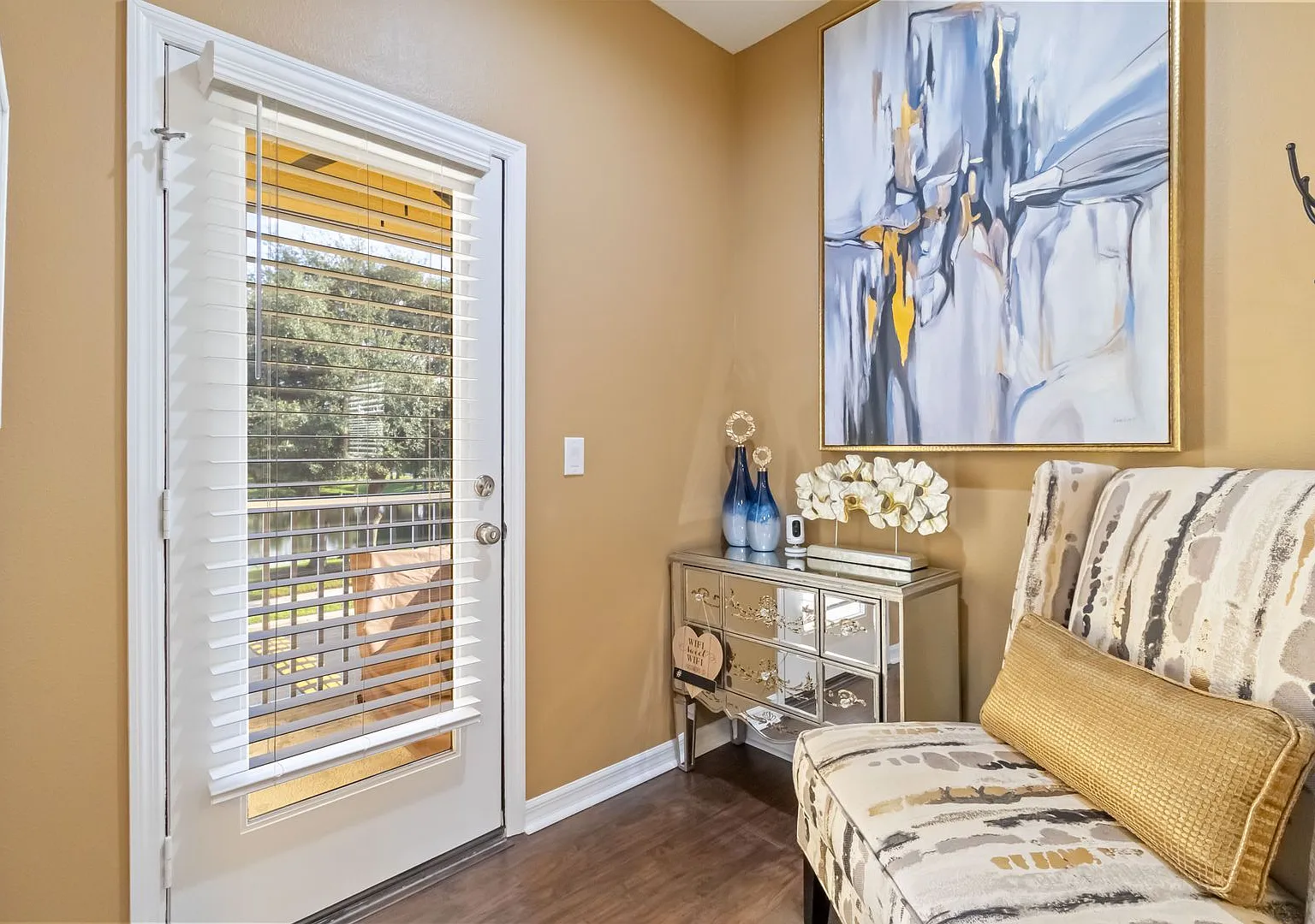 Exquisite & Breathtaking 2 Bedroom 2 Bath Condo Fully Furnished — Photo 4