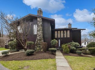 693 Den Rd, Stamford, CT 06903