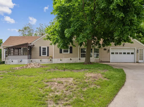 111 12th Ave NE, Independence, IA 50644