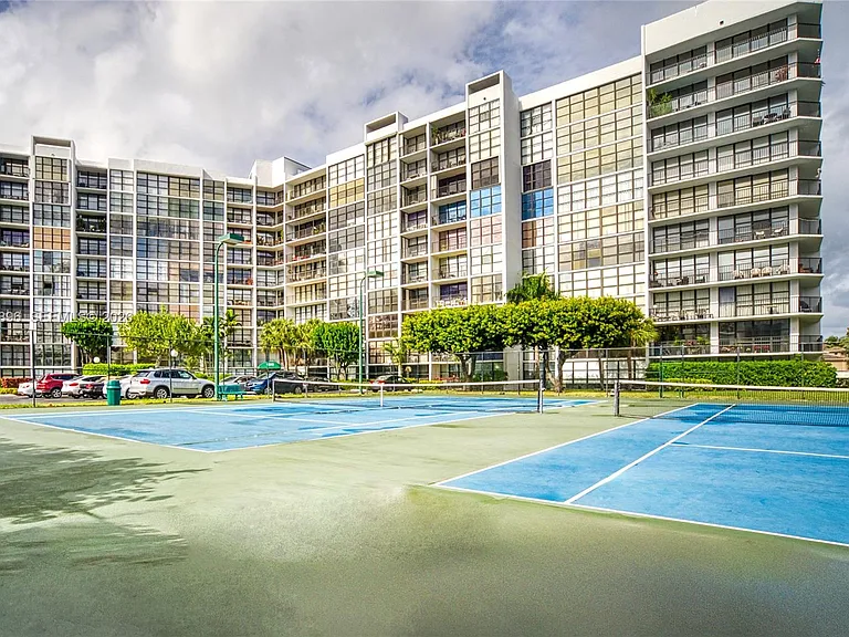 800 Parkview Dr #901 — Photo 41