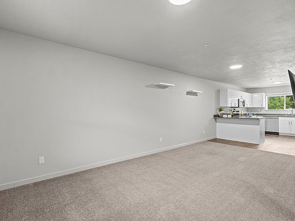 3rd image of 64 W 600 S #C205