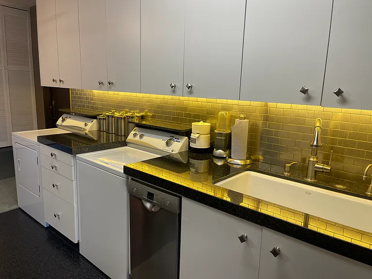 Kitchen with DW, laundry W&D and 36" deep sink
