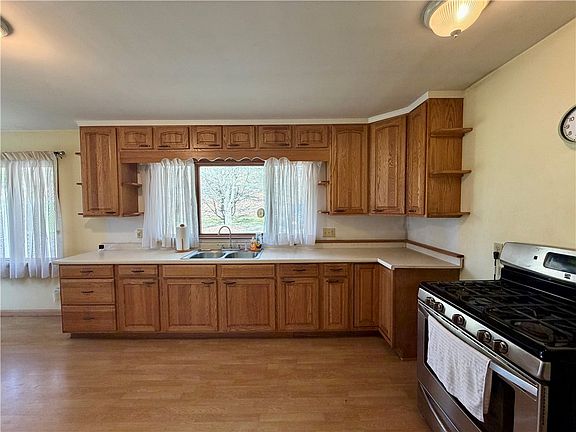 5th image of 221 Rafferty Rd