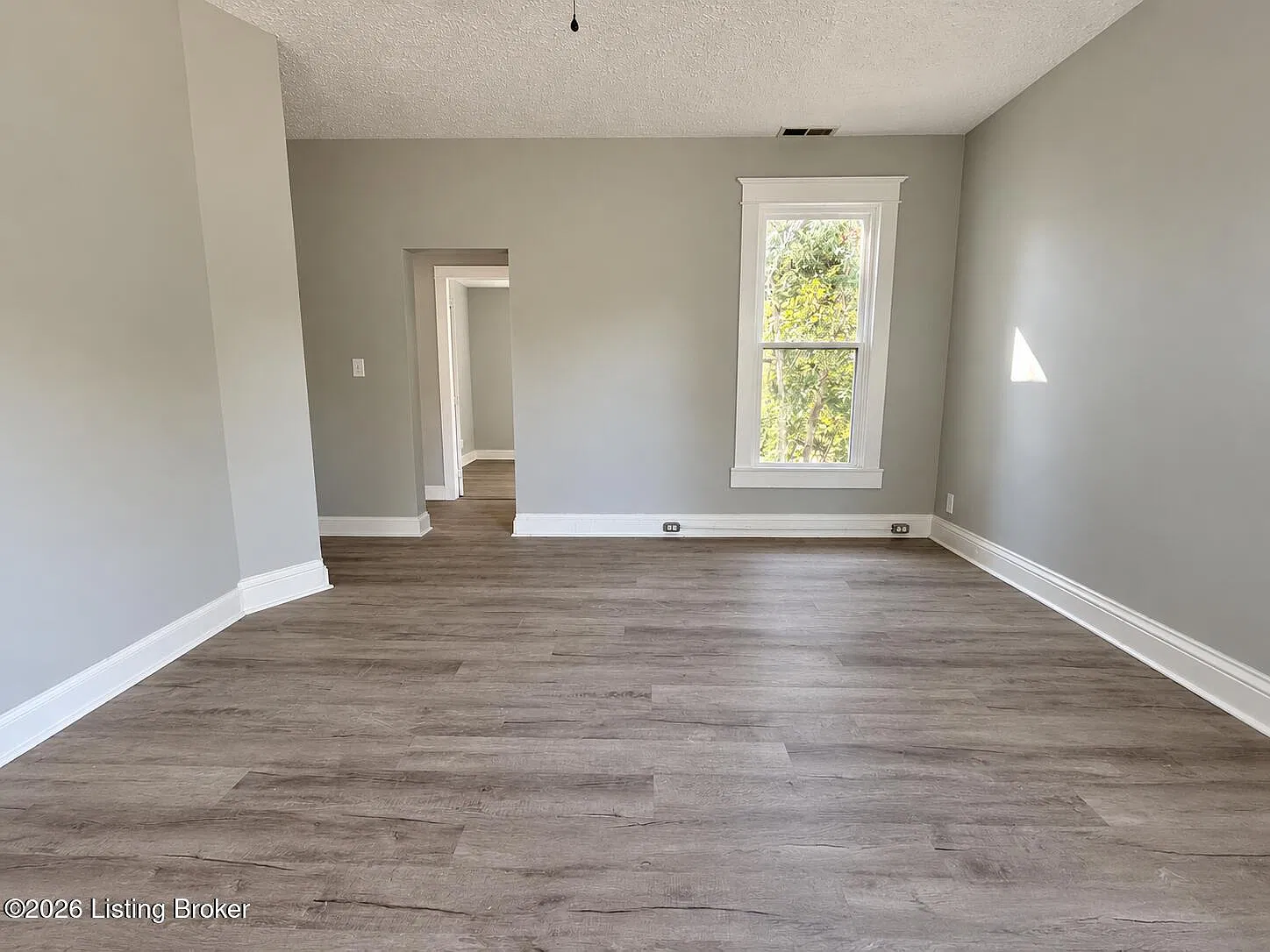 2 bed, 1.0 bath, 800 sqft, $1,050 — Photo 2